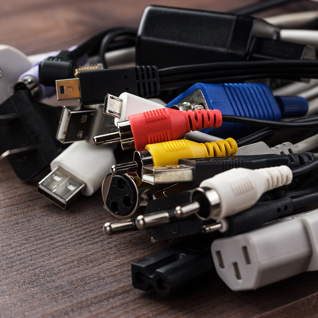 Cómo Ordenar los Cables de tu Computadora debajo del Escritorio VELCRO® Brand Cómo Ordenar los Cables de tu Computadora debajo del Escritorio VELCRO® Brand